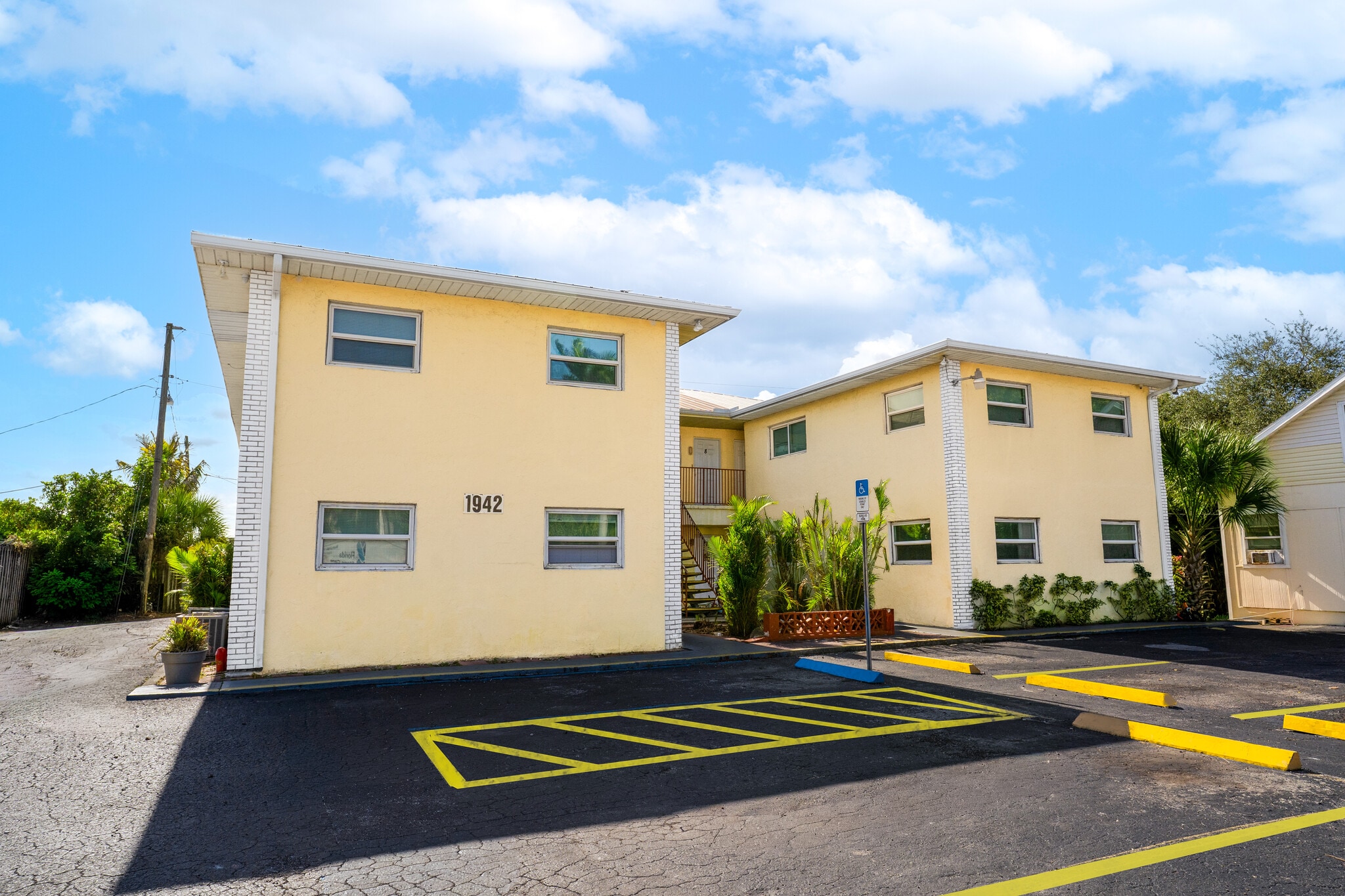 23 Unit Portfolio - Ft Myers portfolio of 2 properties for sale on LoopNet.com Primary Photo- Image 1 of 56