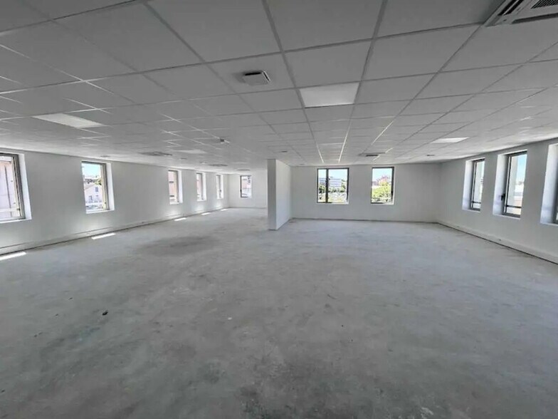 6 Impasse Alfred Chanut, Bourg-en-Bresse for sale - Interior Photo - Image 2 of 3