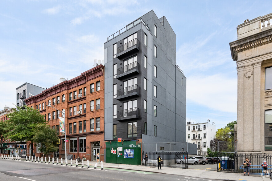 738 Grand St, Brooklyn, NY for lease - Building Photo - Image 2 of 6