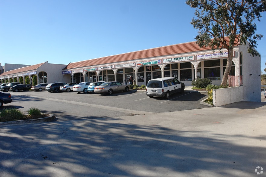 25805-25865 San Fernando Rd, Santa Clarita, CA for lease - Building Photo - Image 3 of 6