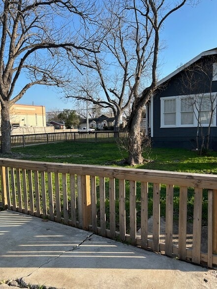 602 E Court St, Seguin, TX for sale - Building Photo - Image 2 of 12