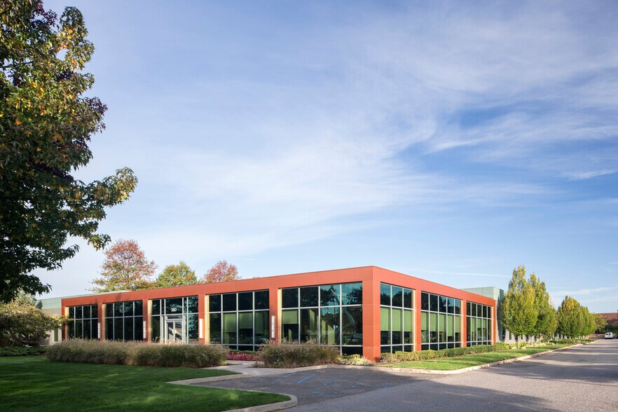 360 Motor Pky, Hauppauge, NY for sale - Building Photo - Image 1 of 1