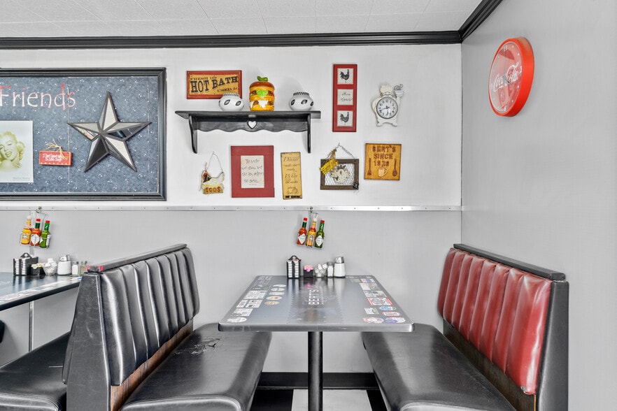 Restaurant + Apartment portfolio of 2 properties for sale on LoopNet.com - Building Photo - Image 3 of 12