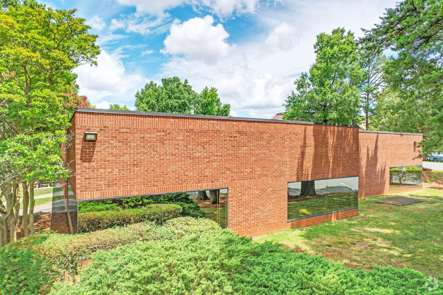 5715 Westpark Dr, Charlotte, NC for lease - Building Photo - Image 2 of 6