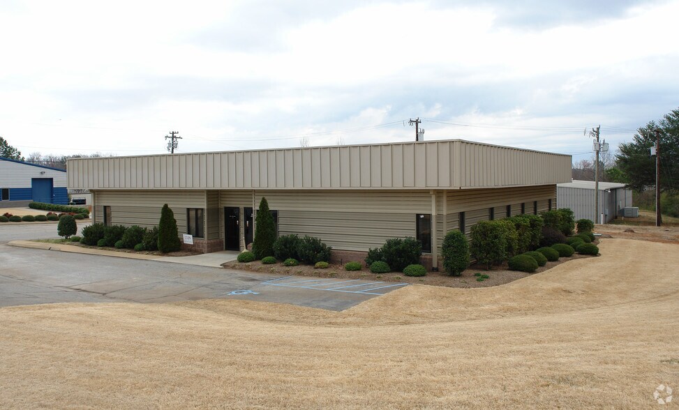 206 Riverside Ct, Greer, SC for sale - Primary Photo - Image 1 of 1