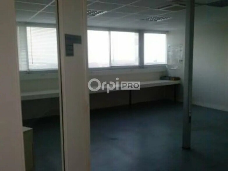 Office in Prémilhat for lease - Interior Photo - Image 2 of 4