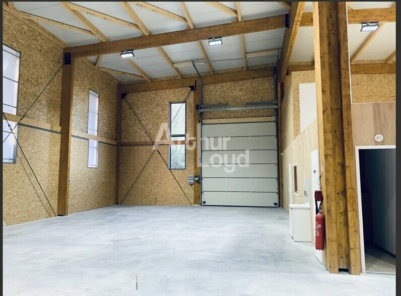 Flex in Allonzier-la-Caille for lease - Building Photo - Image 3 of 11