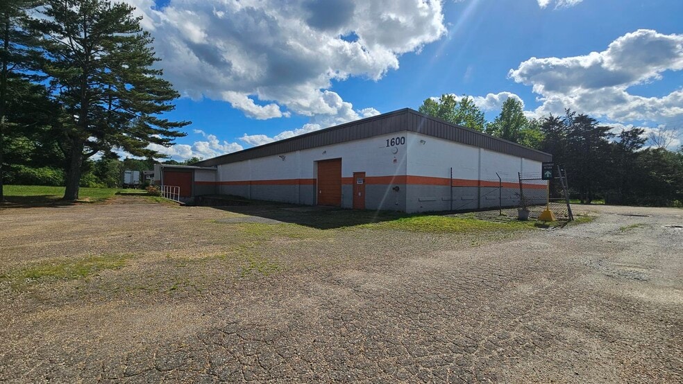 1600 Howard Ave, Fredericksburg, VA for sale - Building Photo - Image 3 of 4