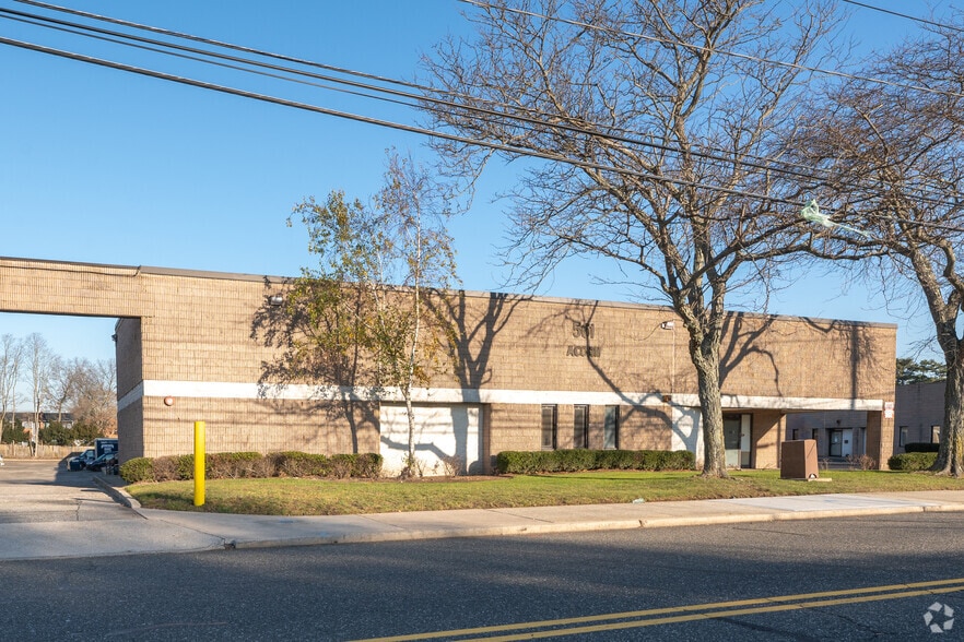 561 Acorn St, Deer Park, NY for lease - Primary Photo - Image 1 of 19