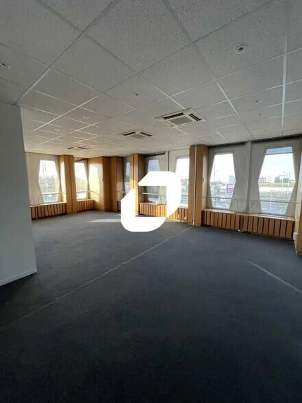 Office in Thiais for lease - Interior Photo - Image 2 of 9