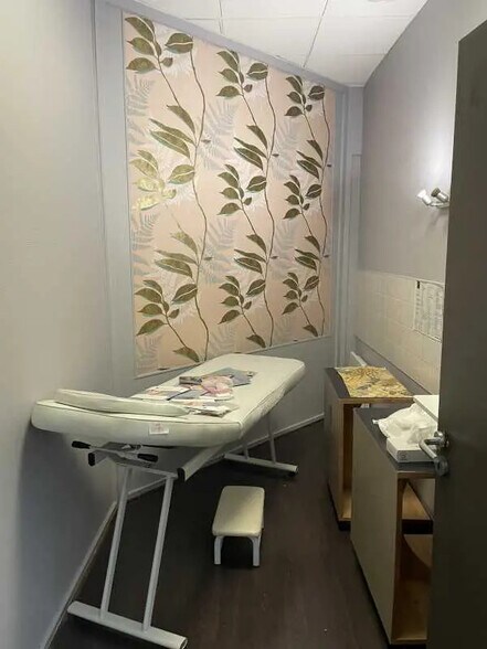 Retail in Charenton-le-Pont for lease - Interior Photo - Image 2 of 3