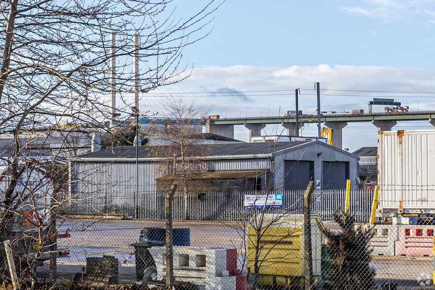 Oliver Clos, Grays for lease - Building Photo - Image 3 of 3