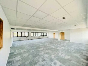 Avenue Jean Lolive, Pantin for lease Interior Photo- Image 1 of 9