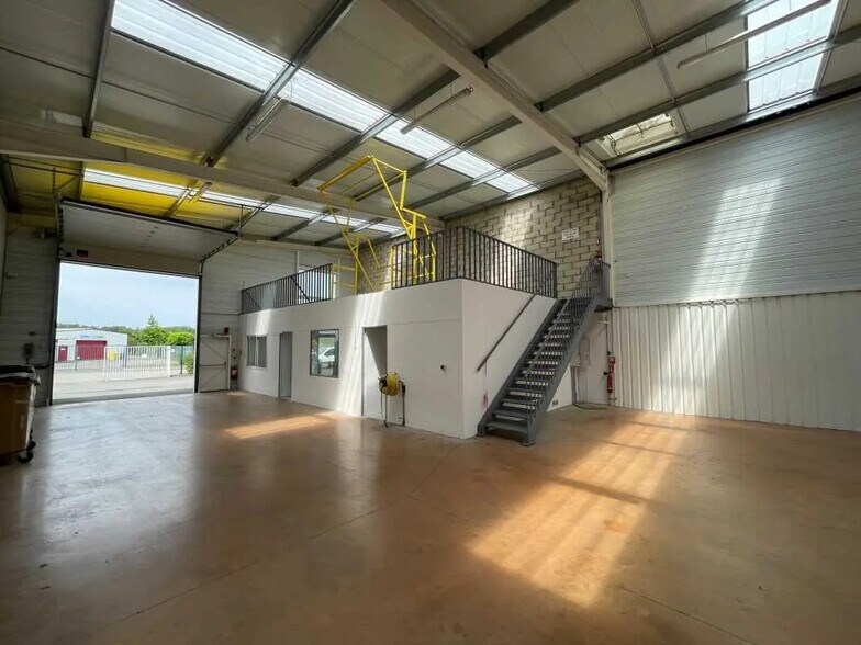 Office in Lacroix-Saint-Ouen for lease - Interior Photo - Image 2 of 8