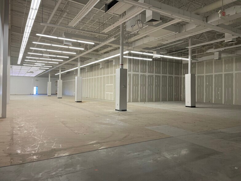 125-131 Topsham Fair Mall Rd, Topsham, ME for sale - Interior Photo - Image 1 of 1