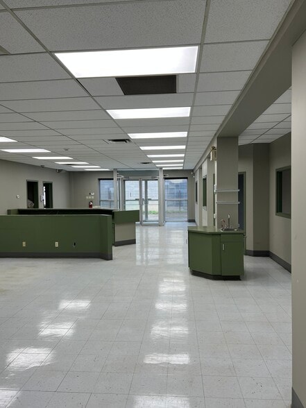 6105 76 Av NW, Edmonton, AB for lease - Interior Photo - Image 3 of 11