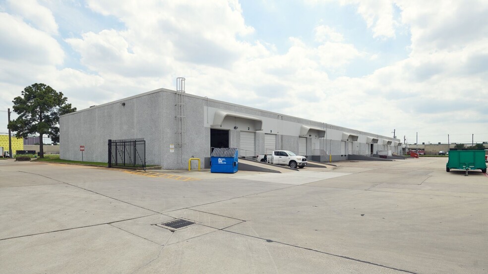 4444-4464 W 12th St, Houston, TX for lease - Building Photo - Image 3 of 52