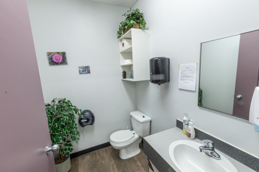 4602 50 St, Stettler, AB for sale - Interior Photo - Image 2 of 31