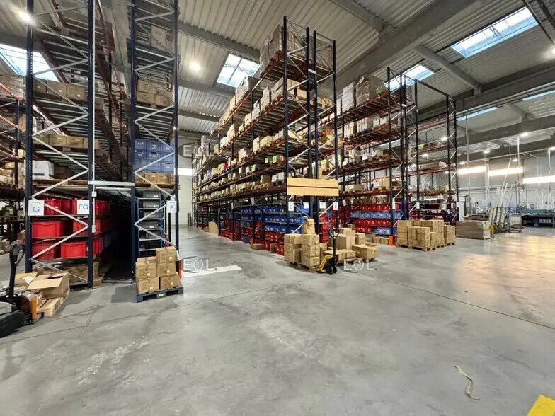 Flex in Neuville-sur-Oise for lease - Interior Photo - Image 3 of 9