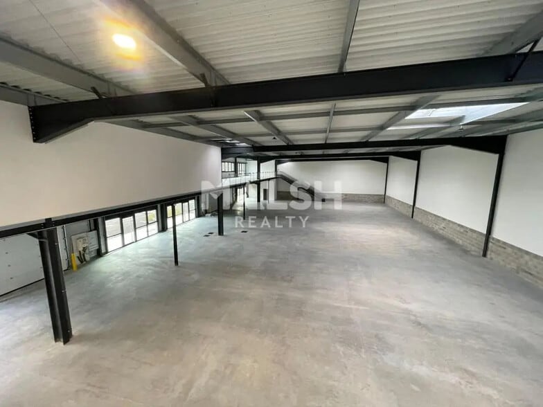Flex in Saint-Laurent-de-Mure for lease - Building Photo - Image 2 of 6