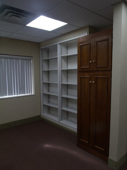 411 Holmes St, Frankfort, KY for sale - Interior Photo - Image 3 of 93