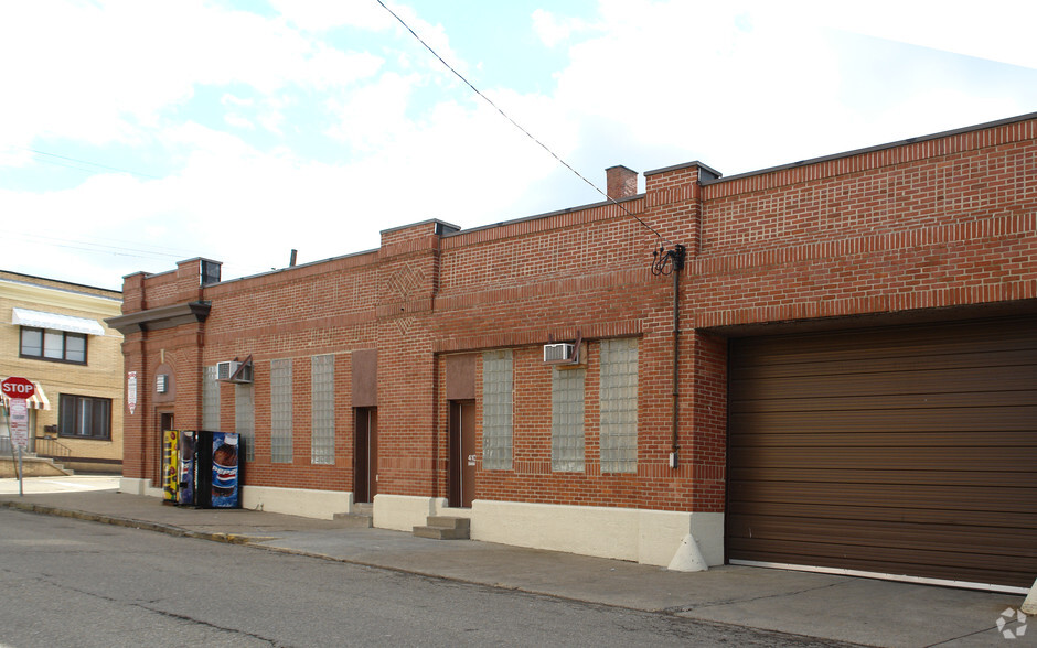 4110 Davison St, Pittsburgh, PA for lease - Building Photo - Image 2 of 17