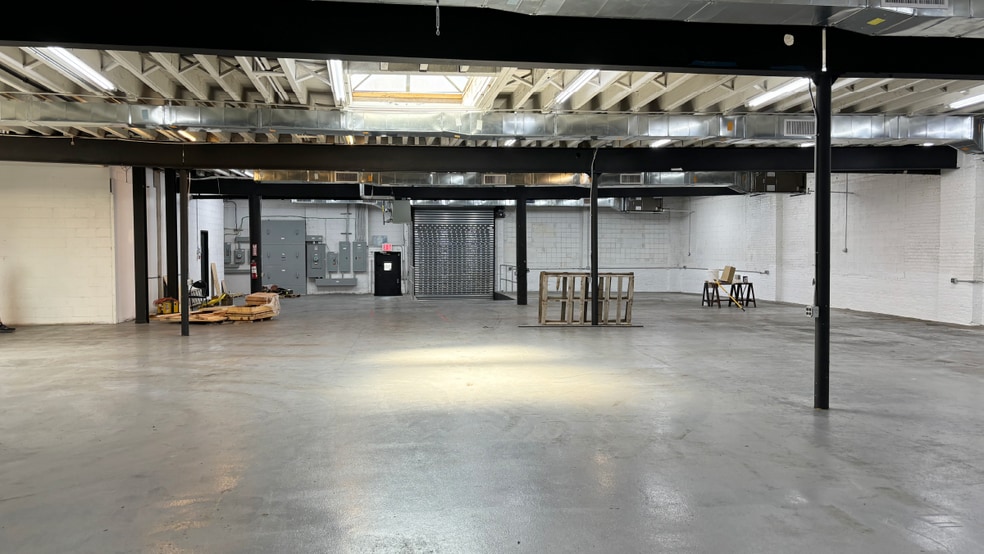 115-117 Banker St, Brooklyn, NY for lease - Interior Photo - Image 2 of 4