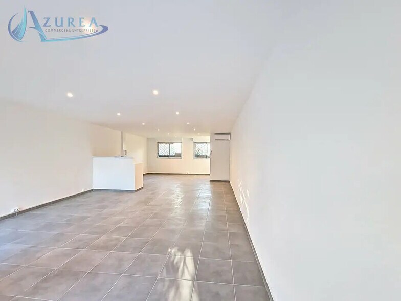 Retail in Antibes for lease - Interior Photo - Image 3 of 6