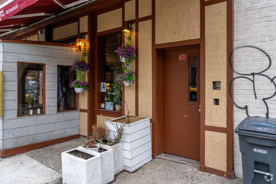 59-61 Carmine St, New York, NY for lease - Building Photo - Image 2 of 7