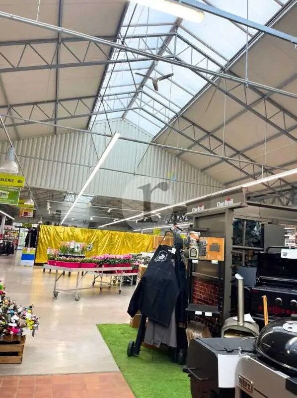 Retail in Cappelle-la-Grande for sale Interior Photo- Image 1 of 3