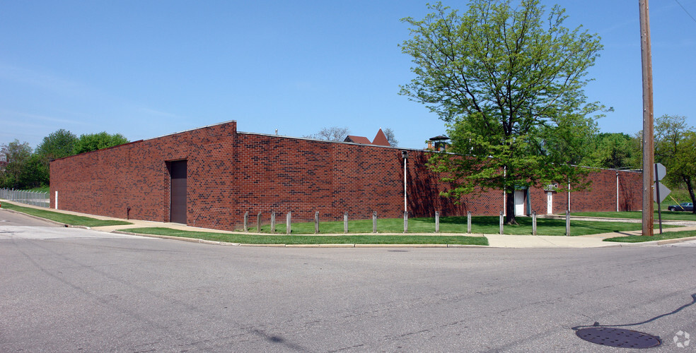 1210 Sweitzer Ave, Akron, OH for lease - Primary Photo - Image 1 of 7