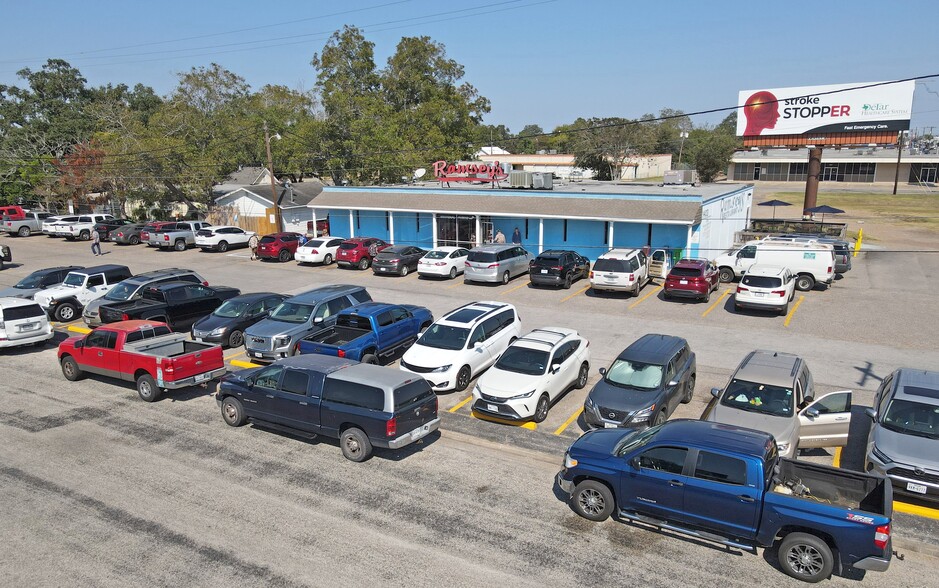 1403 N Navarro St, Victoria, TX for sale - Building Photo - Image 3 of 39