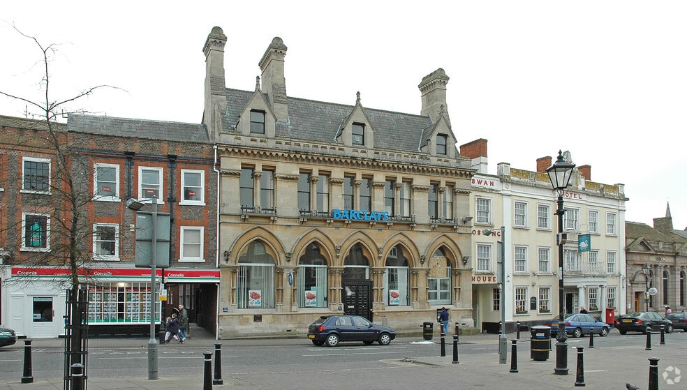 2 Market Sq, Leighton Buzzard for lease - Primary Photo - Image 1 of 1