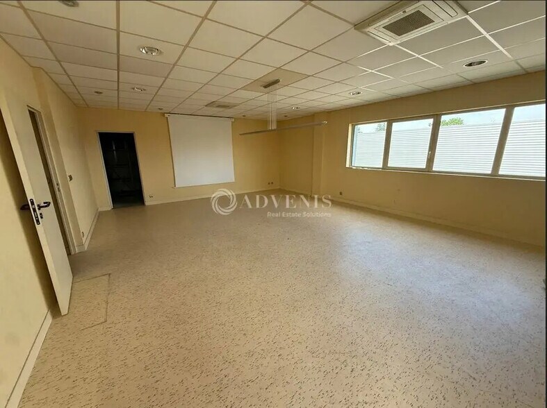 Flex in La Chapelle-Saint-Mesmin for lease - Building Photo - Image 3 of 8