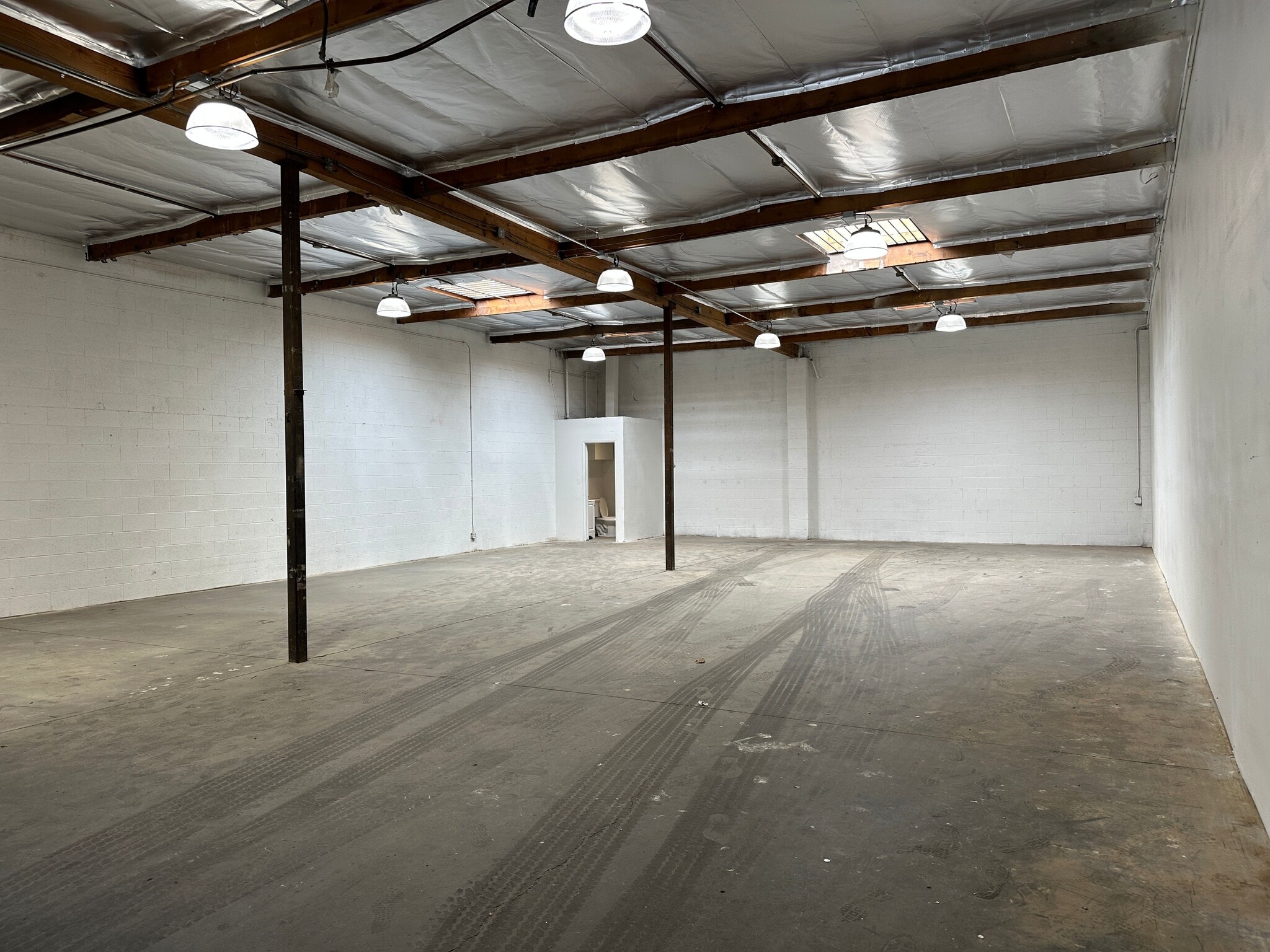 18754 Parthenia St, Northridge, CA for lease Building Photo- Image 1 of 3