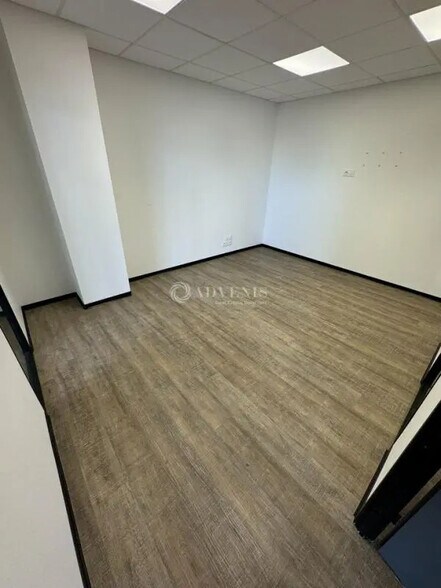 Office in  for lease - Interior Photo - Image 3 of 12