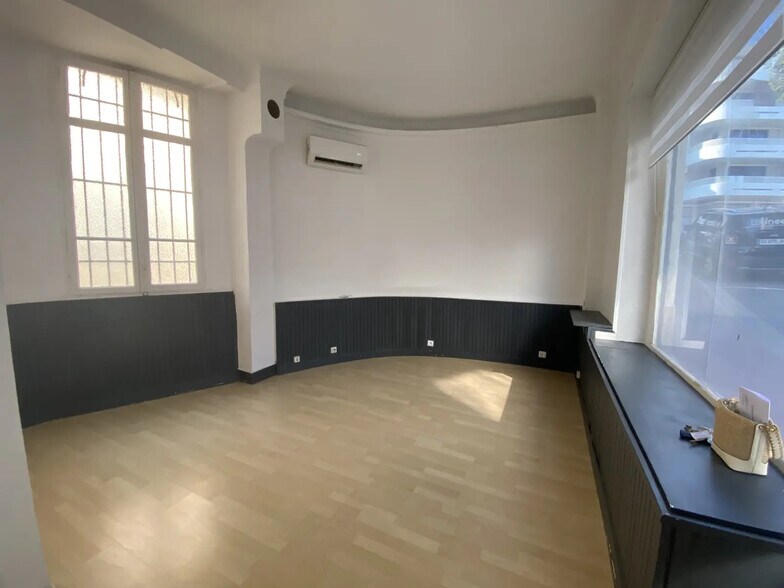 4 Ancien Chemin Des Vallergues, Cannes for lease - Interior Photo - Image 1 of 5