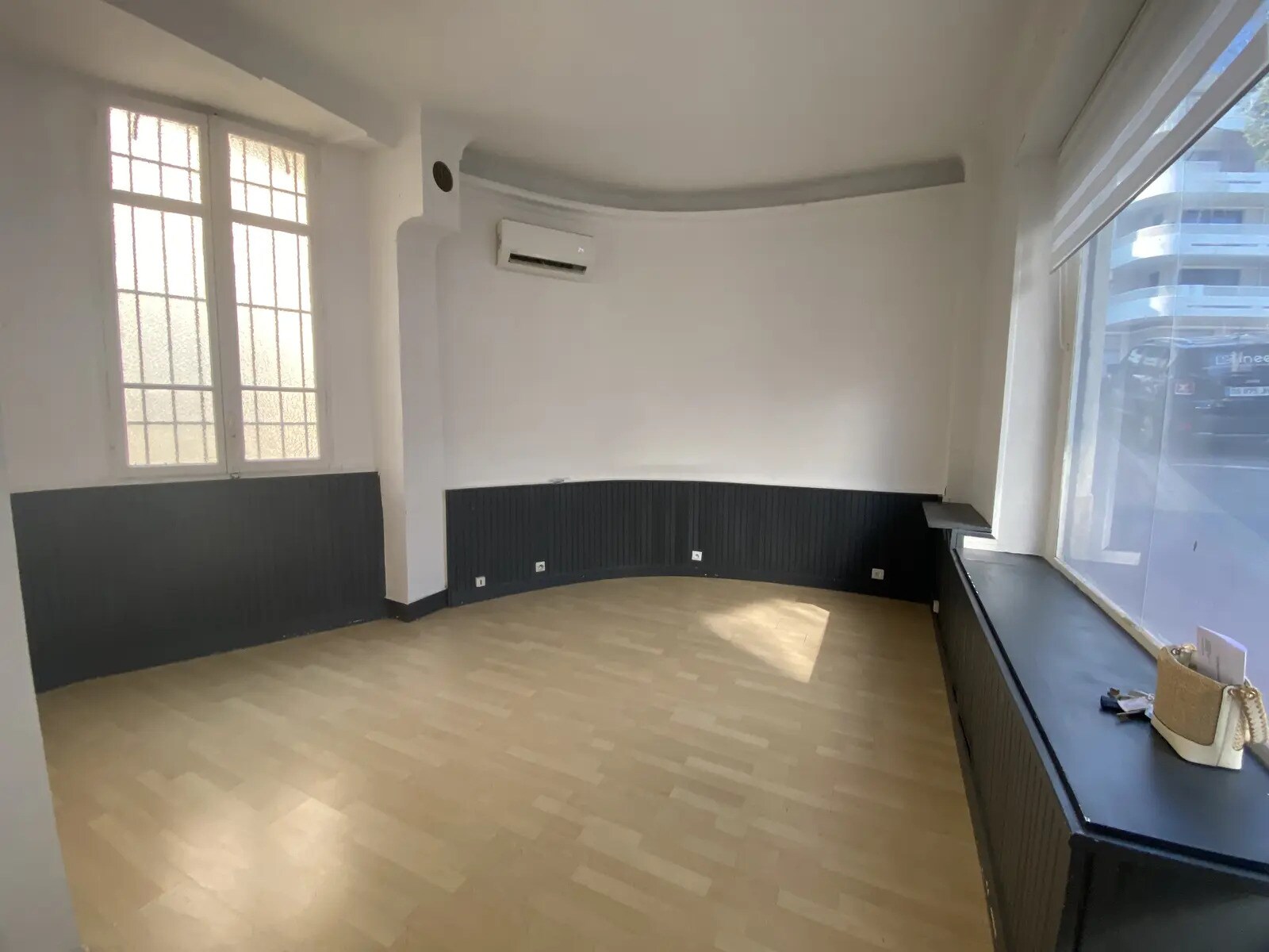 4 Ancien Chemin Des Vallergues, Cannes for lease Interior Photo- Image 1 of 6