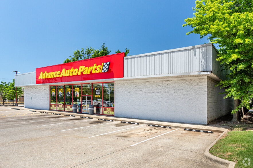 100 N Thompson St, Springdale, AR for lease - Building Photo - Image 3 of 11