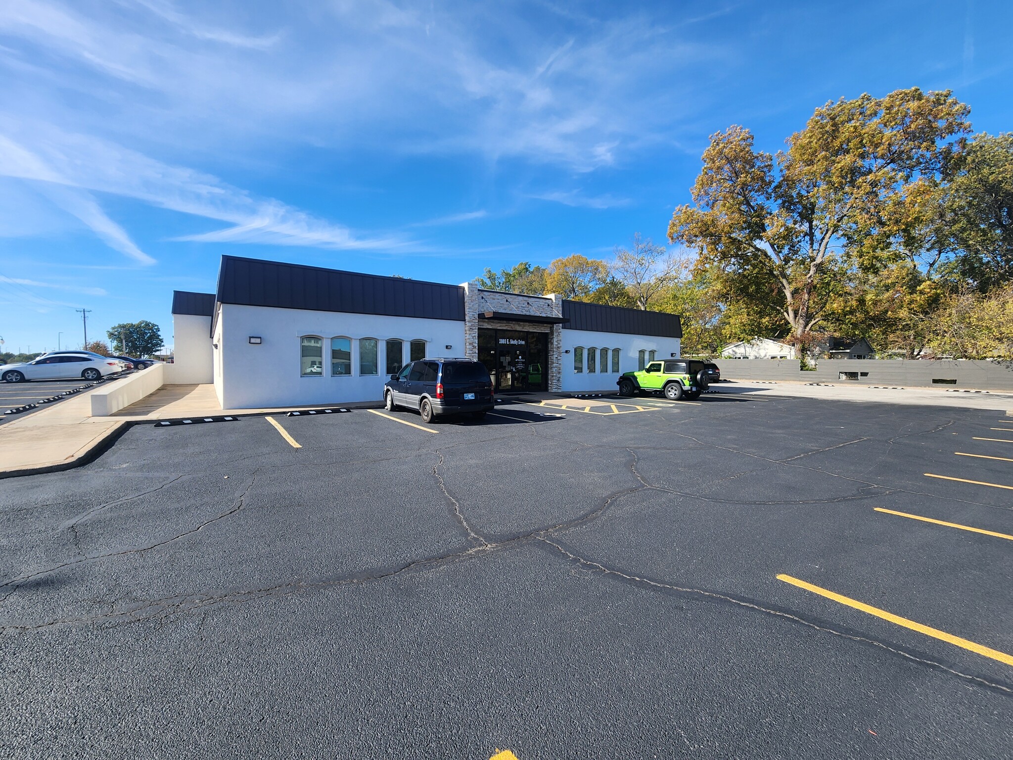 2865 E Skelly Dr, Tulsa, OK for lease Building Photo- Image 1 of 4