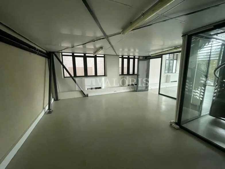 Office in Lyon for lease - Interior Photo - Image 2 of 5