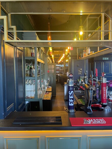 Kings Walk, Grays for lease - Interior Photo - Image 2 of 10