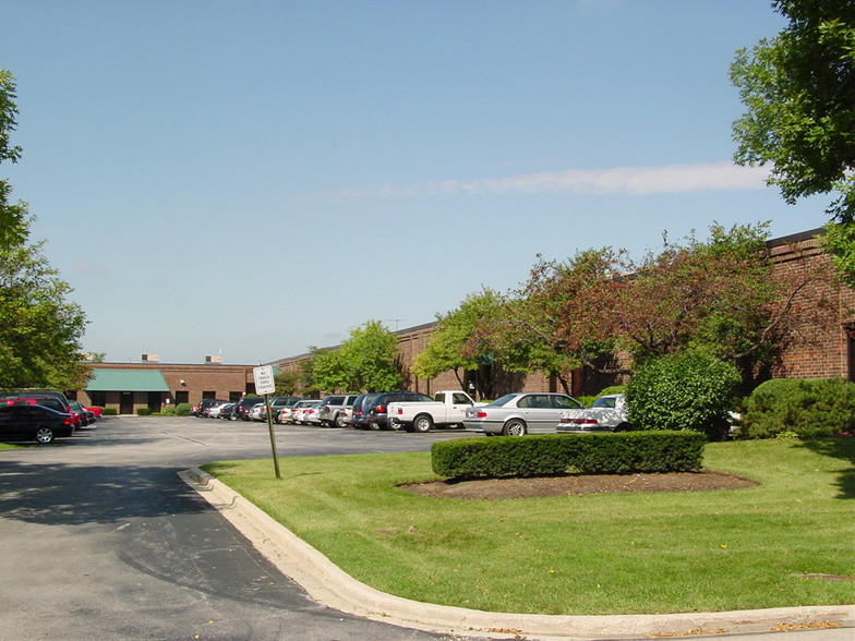 1401-2818 Centre Circle Dr, Downers Grove, IL for lease - Building Photo - Image 1 of 4