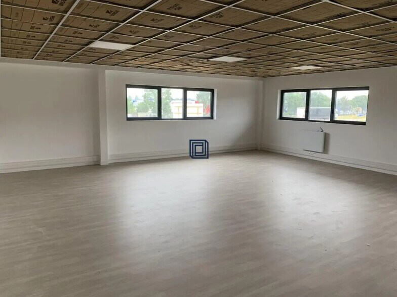 Industrial in Lieusaint for lease - Interior Photo - Image 3 of 3