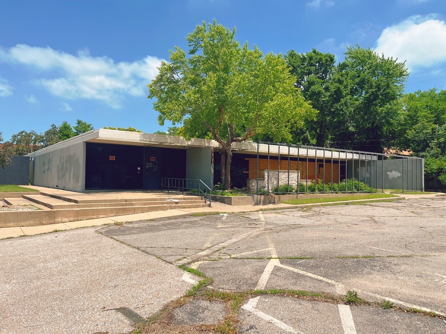 200 S Hillside St, Wichita, KS for sale Building Photo- Image 1 of 1