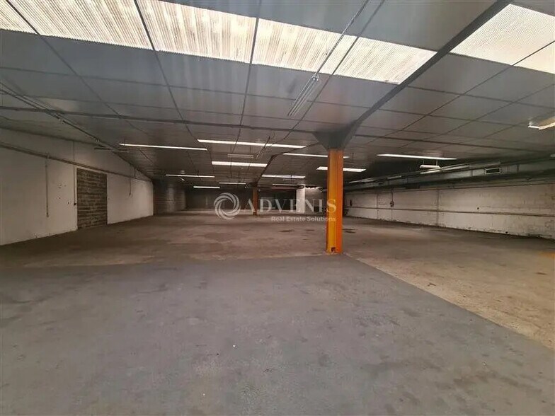 Flex in Metz for lease - Interior Photo - Image 3 of 6