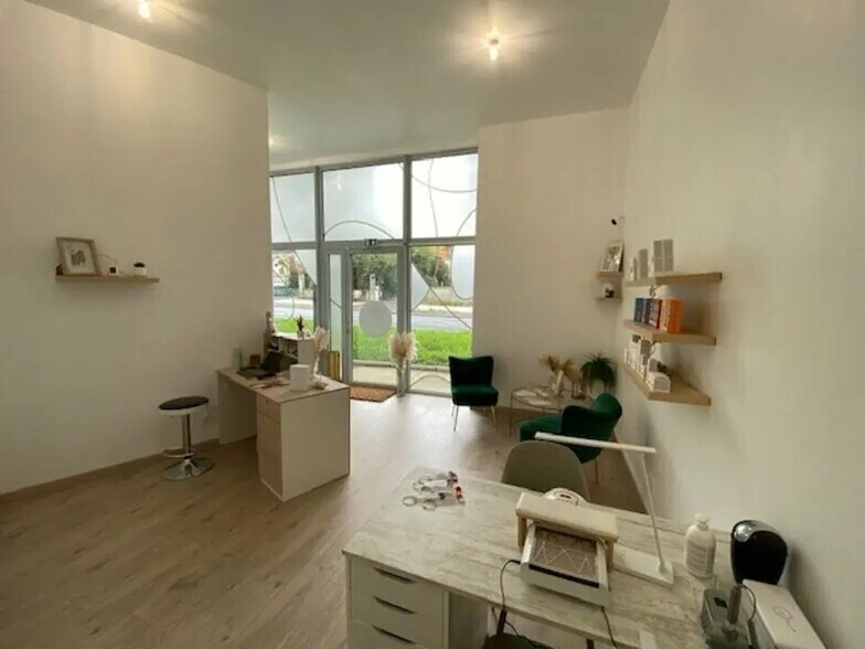 Retail in Carbon-Blanc for lease - Interior Photo - Image 3 of 12
