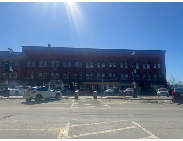 15 Market Sq, Houlton, ME for sale - Primary Photo - Image 1 of 3