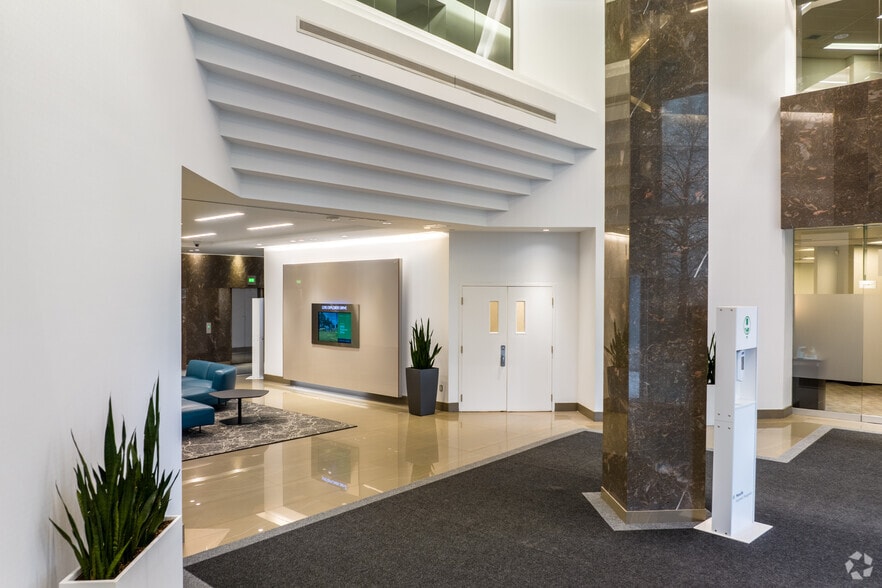 5090 Explorer Dr, Mississauga, ON for lease - Lobby - Image 3 of 3