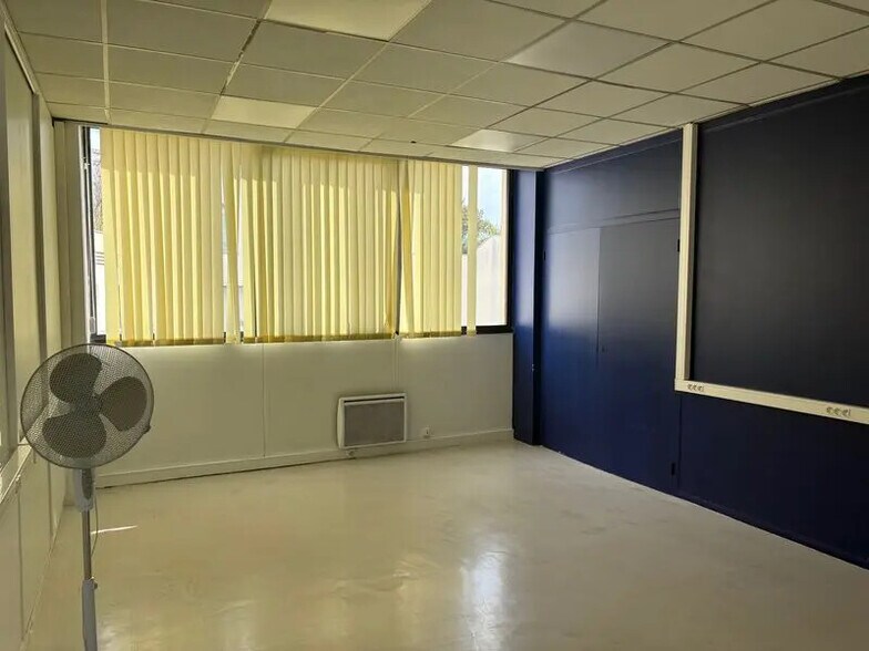 Office in Joinville-le-Pont for lease - Building Photo - Image 3 of 11